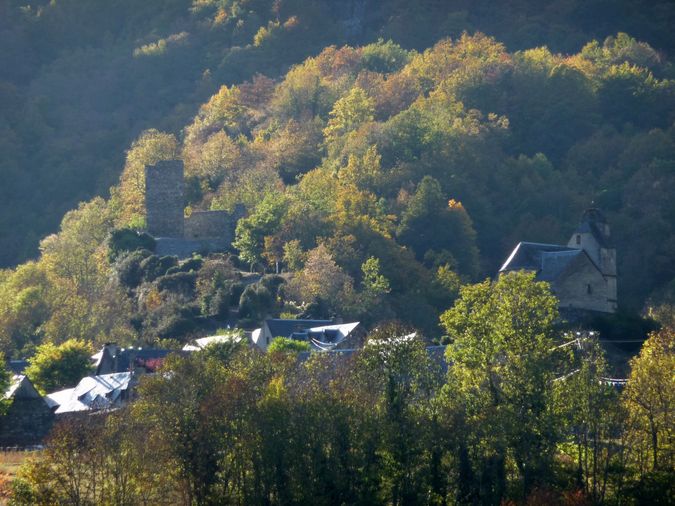 chateau et église de Tramezaigues en vallée d'Aure