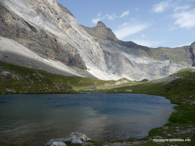 Lac et muraille de Barroude dans les Pyrénées