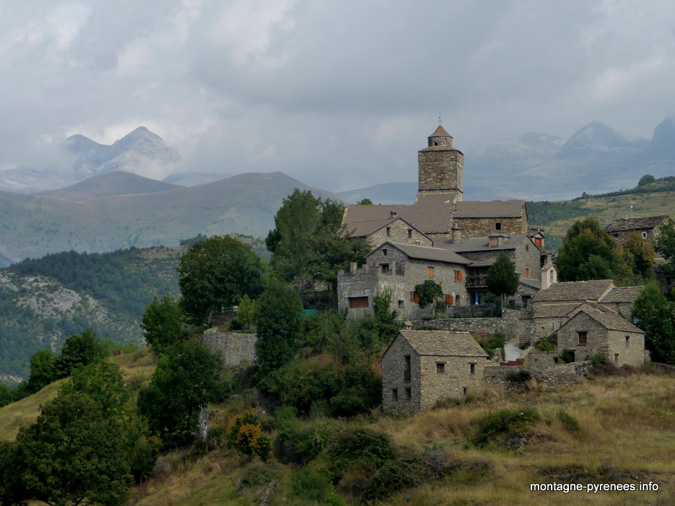 Village de Bestué dans le Haut-Aragon, porte d'entrée vers le Monte Perdido