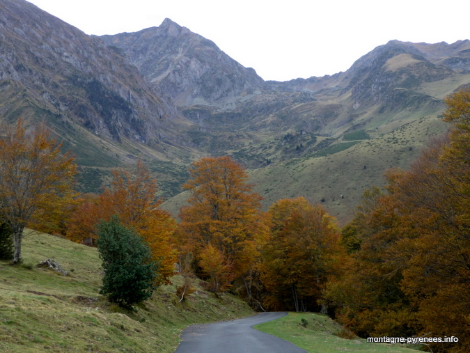 Le pic de Monfaucon vue depuis la route de la hourquette d'Ancizan, en automne