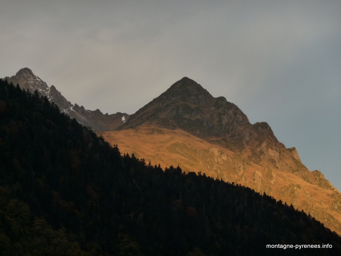 Pic de l'Arbizon en vallée d'Aure (Pyrénées) en la matinée du 8 novembre 2012