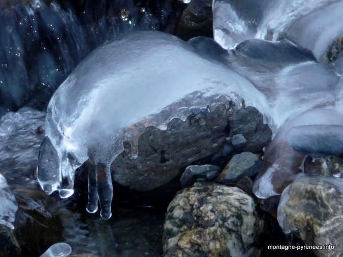 sculpture de glace créée par le ruisseau d'Ourtigué vallée d'Aure Hautes-Pyrénées