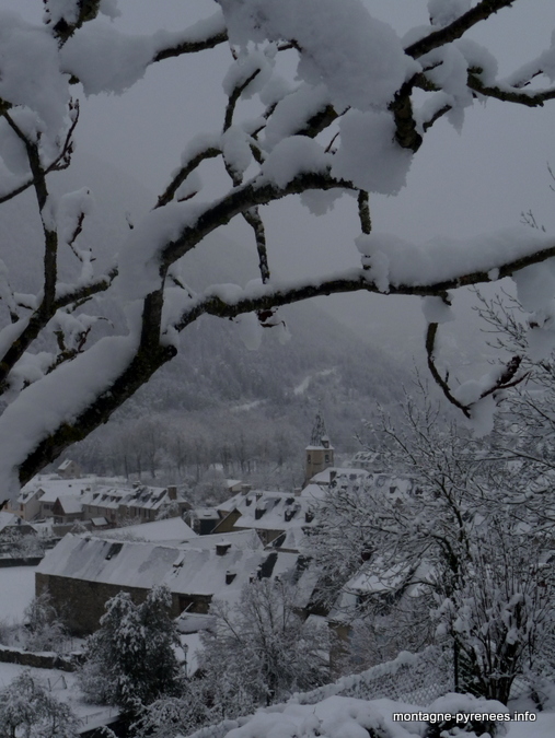 Village de Guchan en vallée d'Aure (Hautes-Pyrénées) blotti autour de son clocher