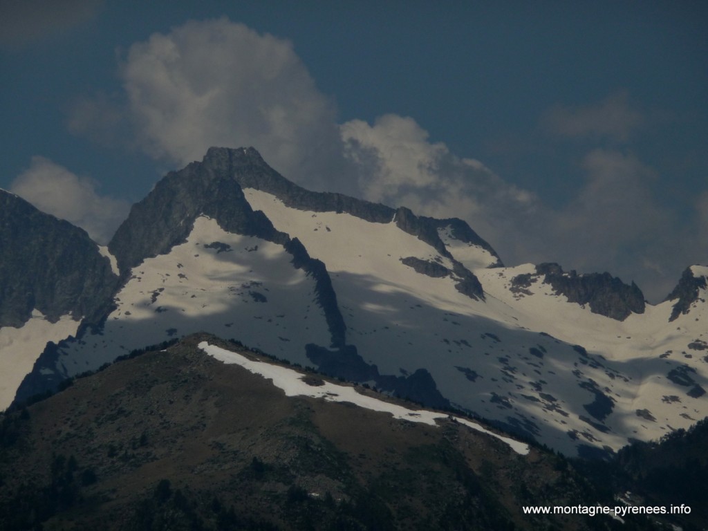 Massif du Néouvielle sous la neige d'été dans les Pyrénées