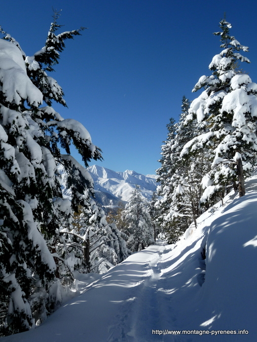 Entre Louron et Larboust dans les Pyrénées enneigées