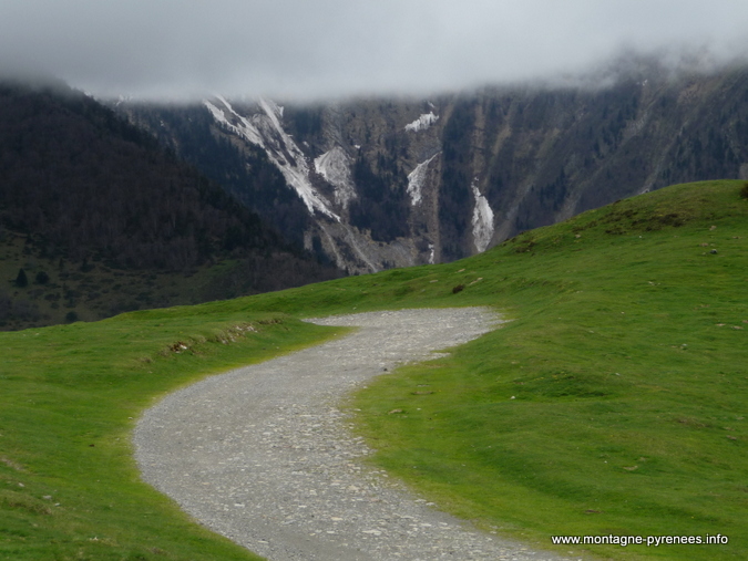 chemin sur les crêtes d'Azet à cheval en Aure et Louron