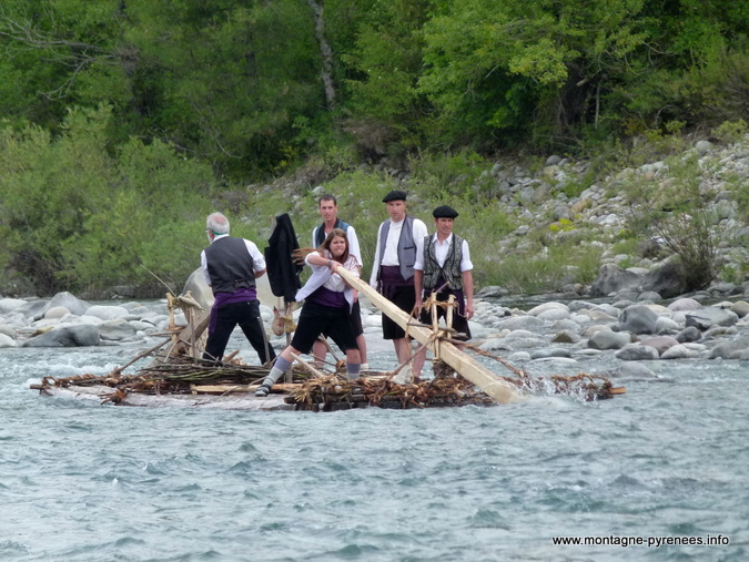 Les radeaux descendent le rio Cinca en Sobrarbe (Aragon Espagne)