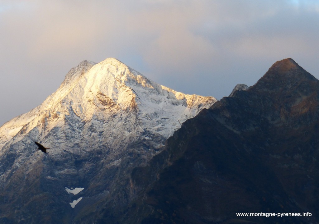 pic d'aret sous la neige d'automne en vallée d'Aure Pyrénées