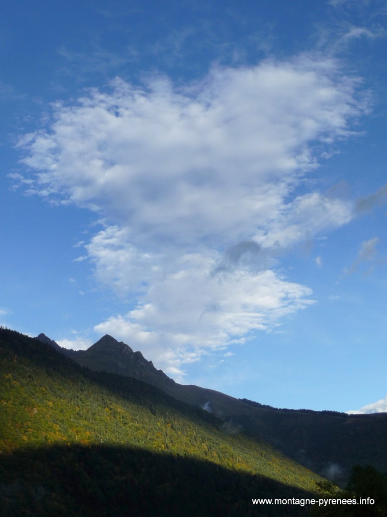 nuage semblant un skieur sur l'arbizon en vallée d'Aure Hautes-Pyrénées