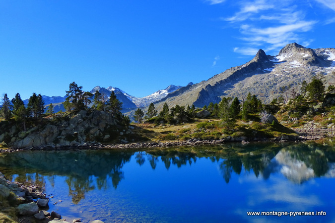 néouvielle se reflétant  dans le gourg de Rabas