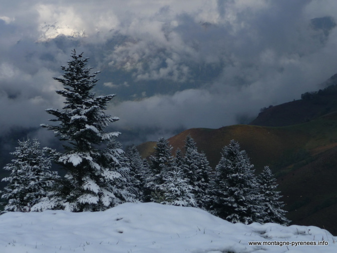 neige sur Azet en vallée d'Aure Pyrénées