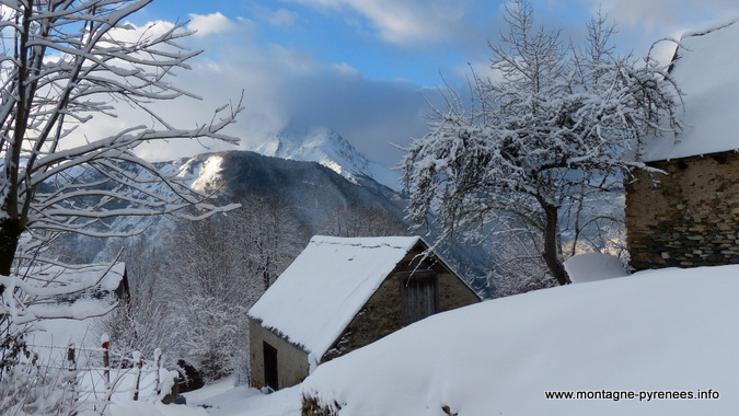 granges du val de camparan en vallée d'Aure Pyrénées