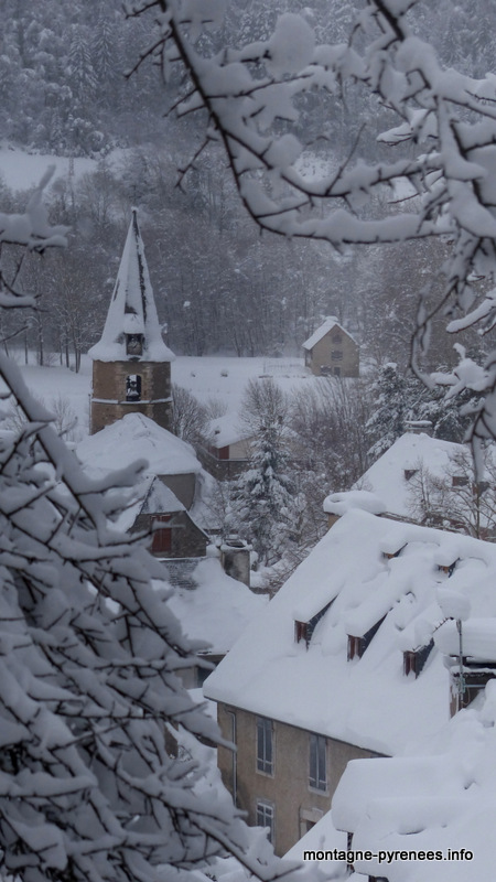 église et village de Guchan vallée d'Aure Pyrénées