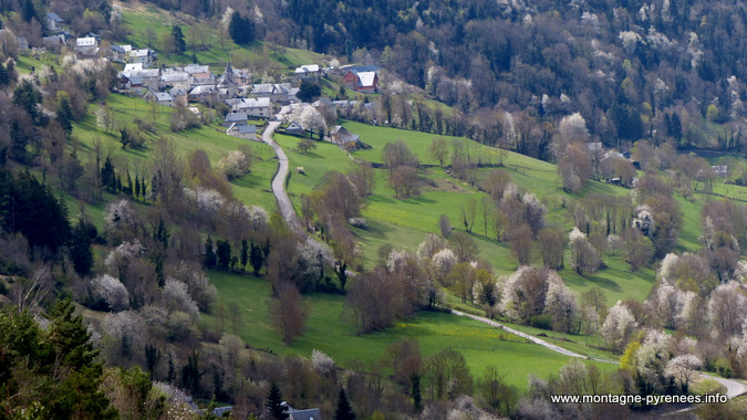 villages de la vallée d'Aure au printemps Pyrénées