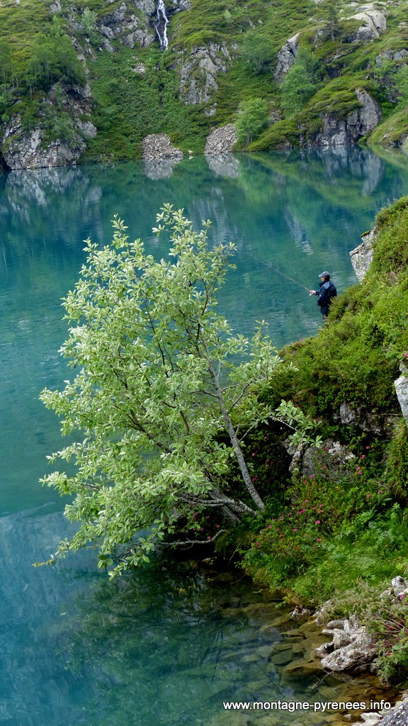 pêcheur au lac des Gloriettes - Estaubé Pyrénées