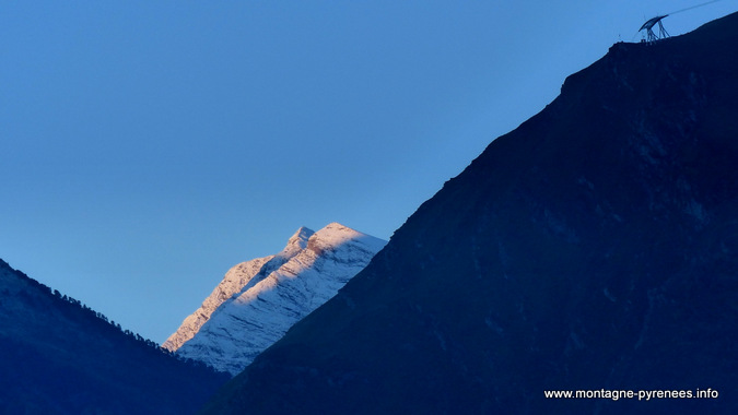 neige sur le pic de garlitz en vallée d'Aure dans les Pyrénées