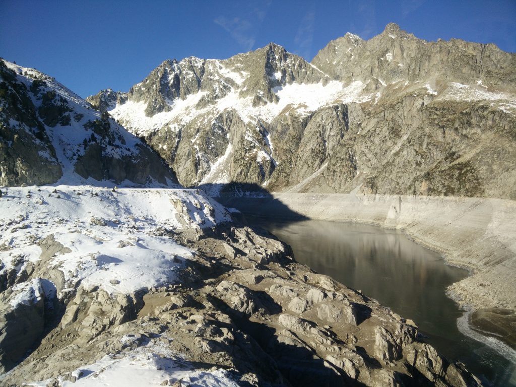 barrage de cap de long vide dans les Pyrénées