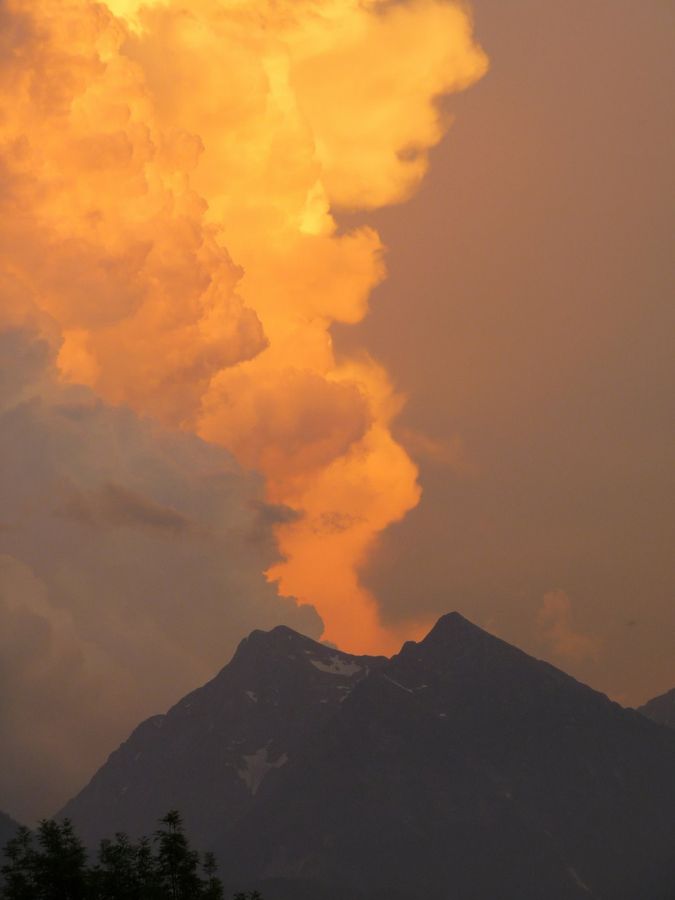 Jeux de nuages au couchant sur les pics d'Aret et de Tramezaigues - vallée d'Aure Hautes-Pyrénées
