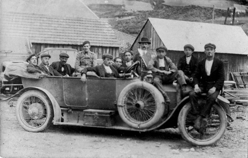 Groupe de personnes sur voiture