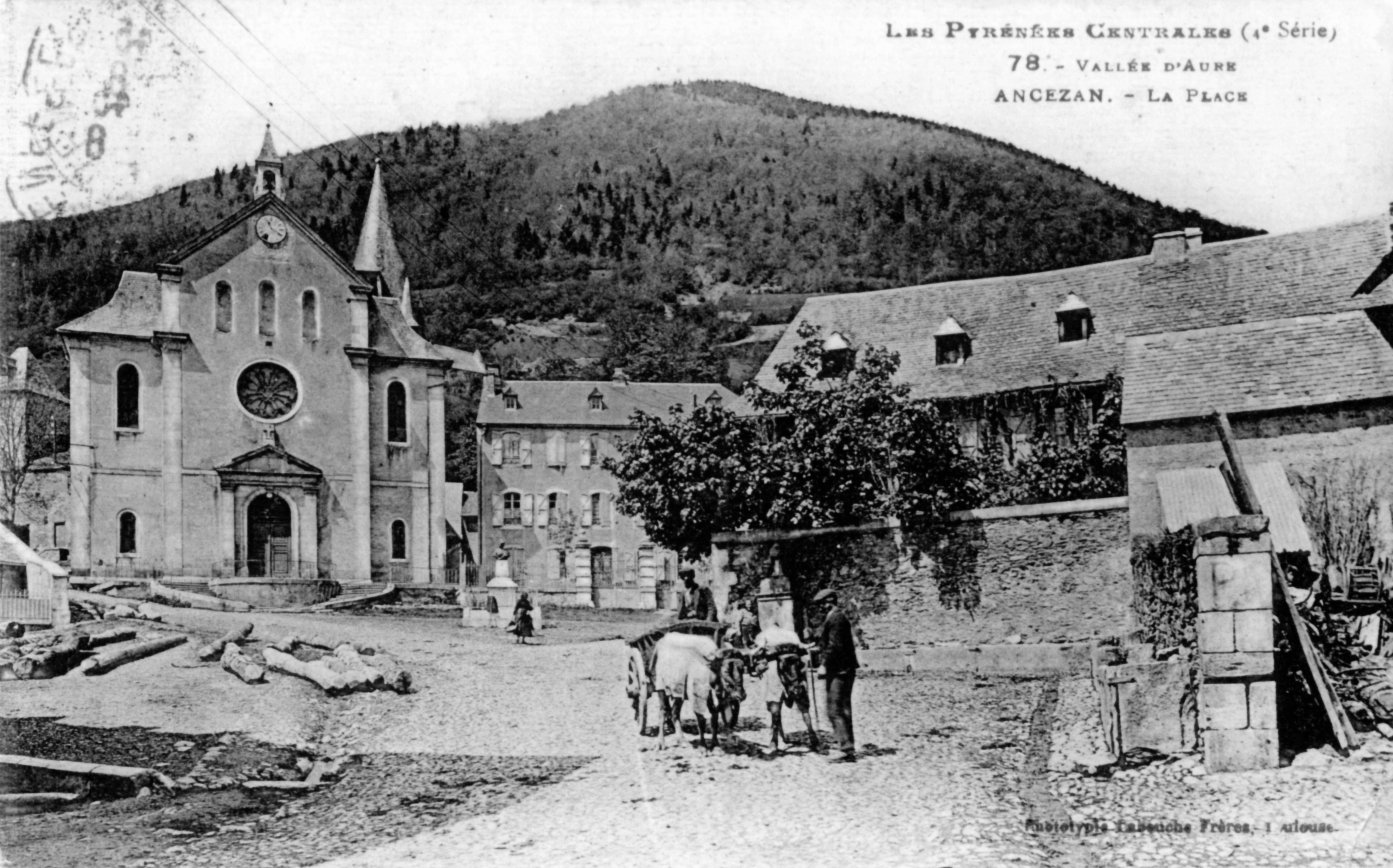 Sur la place d'Ancizan